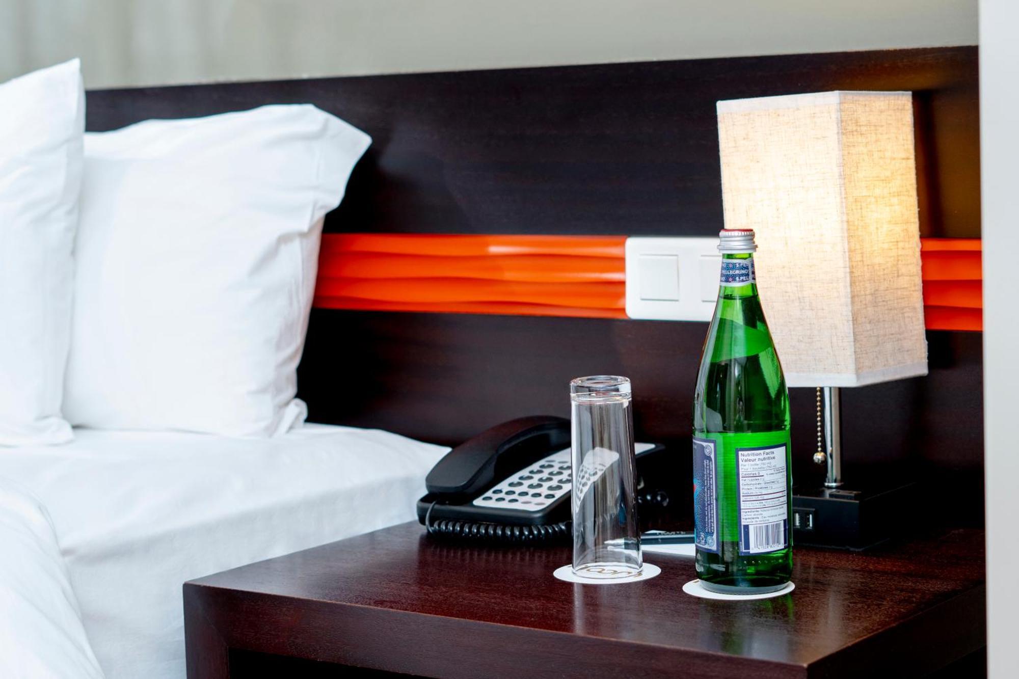 Radisson Blu Hotel, Dakar Sea Plaza Exterior foto A bottle of mineral water in a hotel room