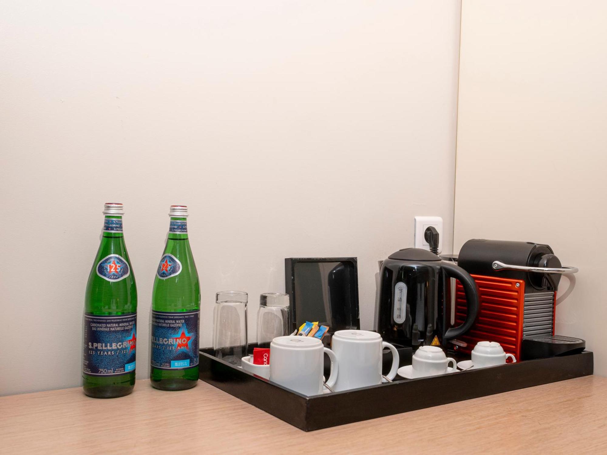 Radisson Blu Hotel, Dakar Sea Plaza Exterior foto A Nespresso machine in a hotel room